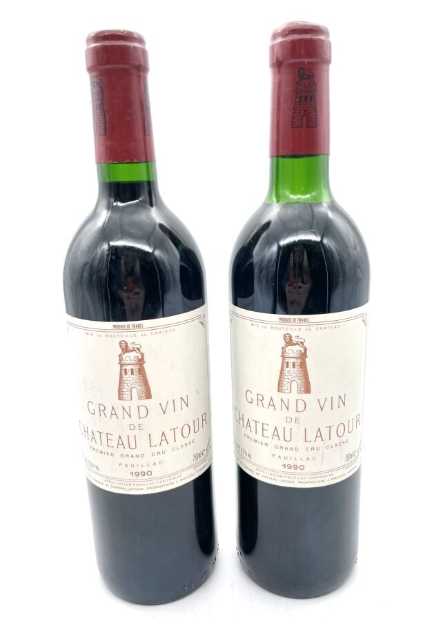 Deux bouteilles de Château LATOUR - 1er Gcc Pauillac. 1990. Étiquettes légèreme…