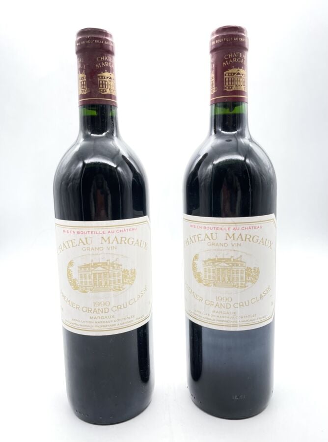 Deux bouteilles de Château MARGAUX - 1er Gcc Margaux. 1990 Étiquettes légèremen…
