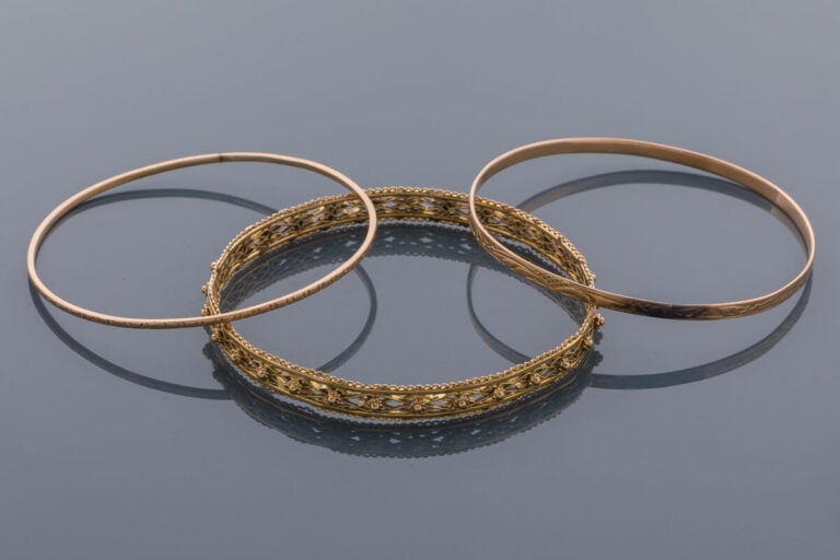 Deux BRACELETS rigides en or jaune et or rose (750‰) ajouré et ciselé à motifs…