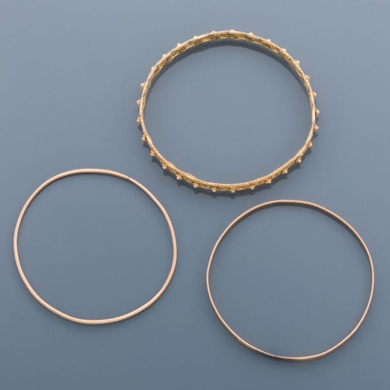 Deux BRACELETS rigides en or jaune et or rose (750‰) ajouré et ciselé à motifs…