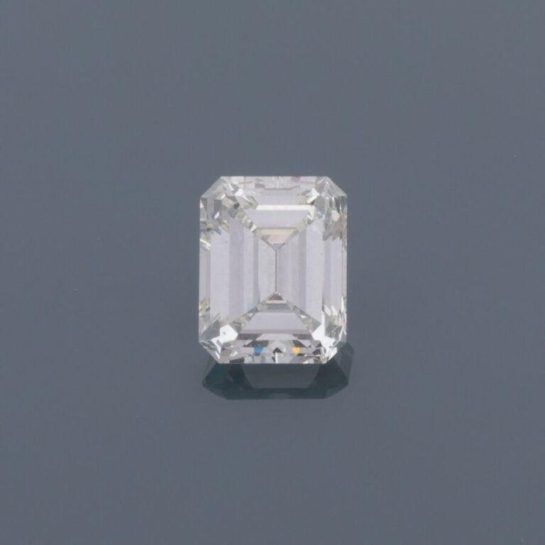 DIAMANT rectangulaire taille émeraude pesant 2,00 carats. - Accompagné d'un rap…