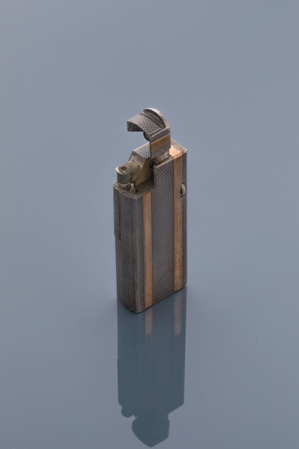 DUNHILL - BRIQUET en argent et vermeil (min. 800‰) partiellement guilloché et m…