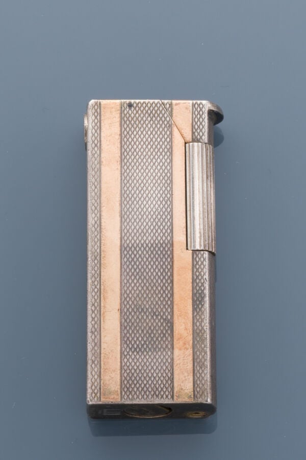 DUNHILL - BRIQUET en argent et vermeil (min. 800‰) partiellement guilloché et m…