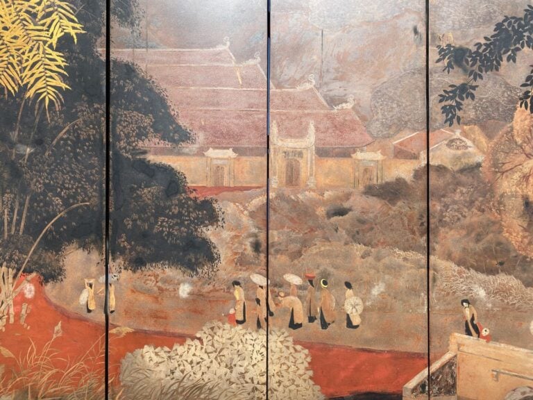 * ÉCOLE VIETNAMIENNE - Milieu XXe siècle - Paravent à huit feuilles en laque po…