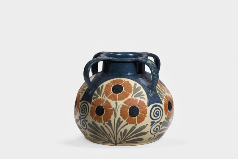 Elchinger. Soufflenheim.Important vase en céramique émaillée polychrome comport…