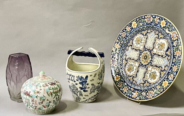 Ensemble composé d'un pot à gingembre couvert de style chinois (Hauteur :20 cm)…