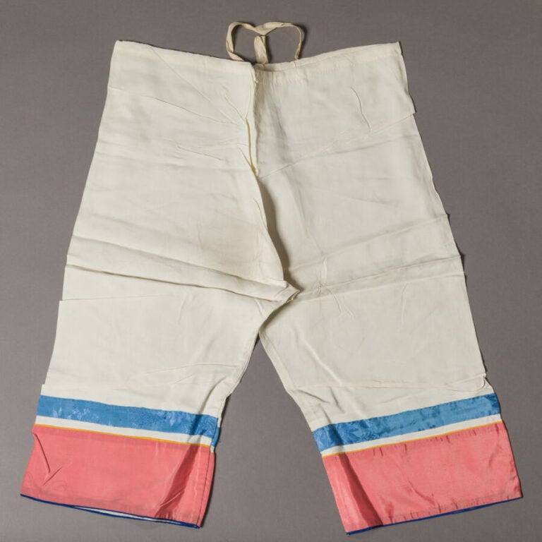 Ensemble de deux petits pantalons de couleur écrue . - On joint un petit haut d…