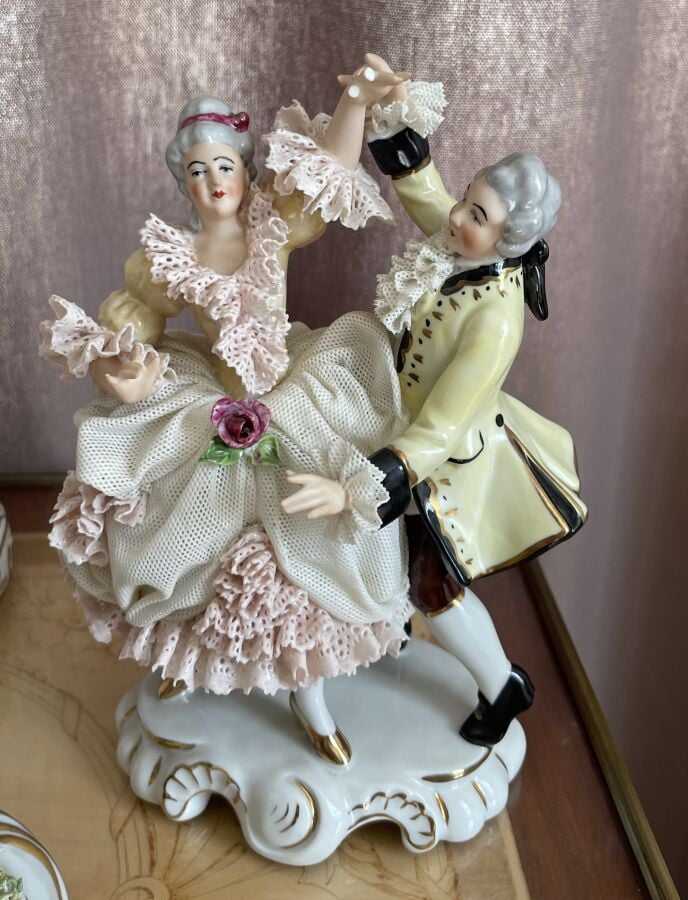 Ensemble de quatre SUJETS en porcelaine