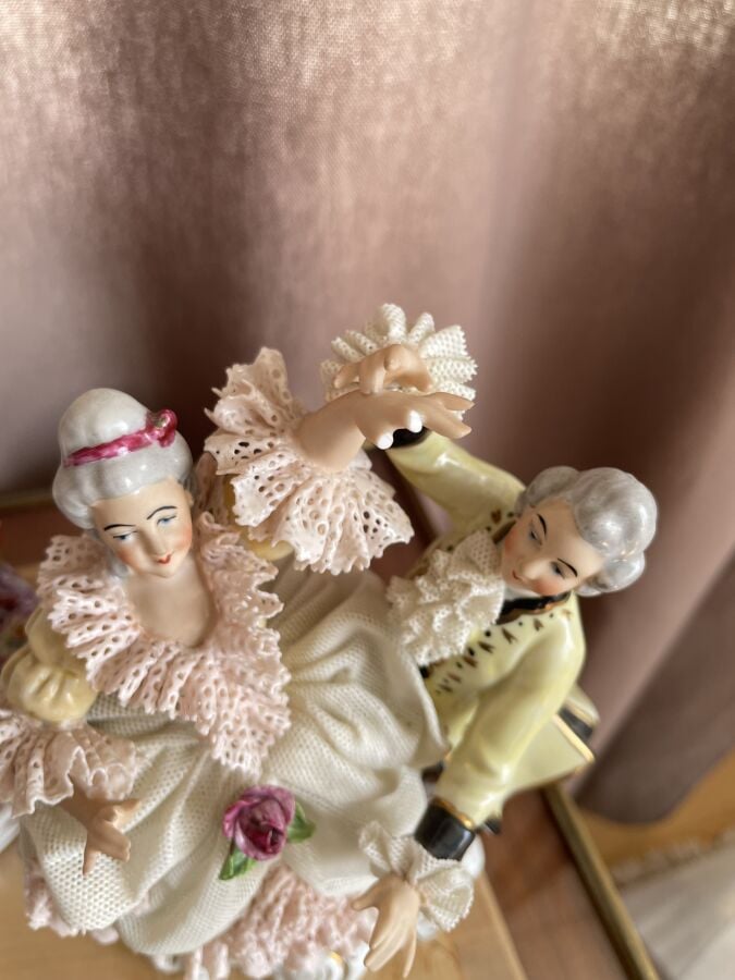 Ensemble de quatre SUJETS en porcelaine