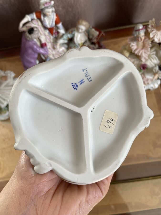 Ensemble de quatre SUJETS en porcelaine