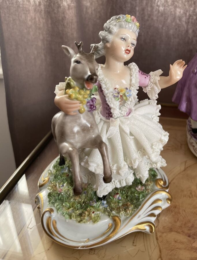 Ensemble de quatre SUJETS en porcelaine