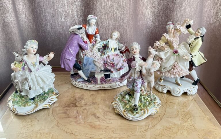 Ensemble de quatre SUJETS en porcelaine