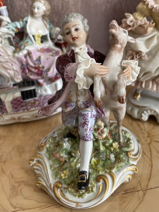 Ensemble de quatre SUJETS en porcelaine