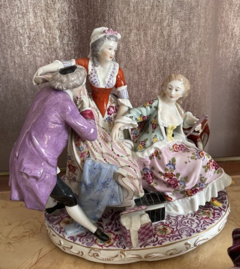 Ensemble de quatre SUJETS en porcelaine