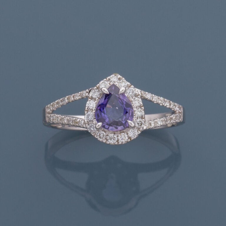 Fine BAGUE « goutte » en or gris (375‰) 9 carats, ajouré, serti d'un saphir vio…