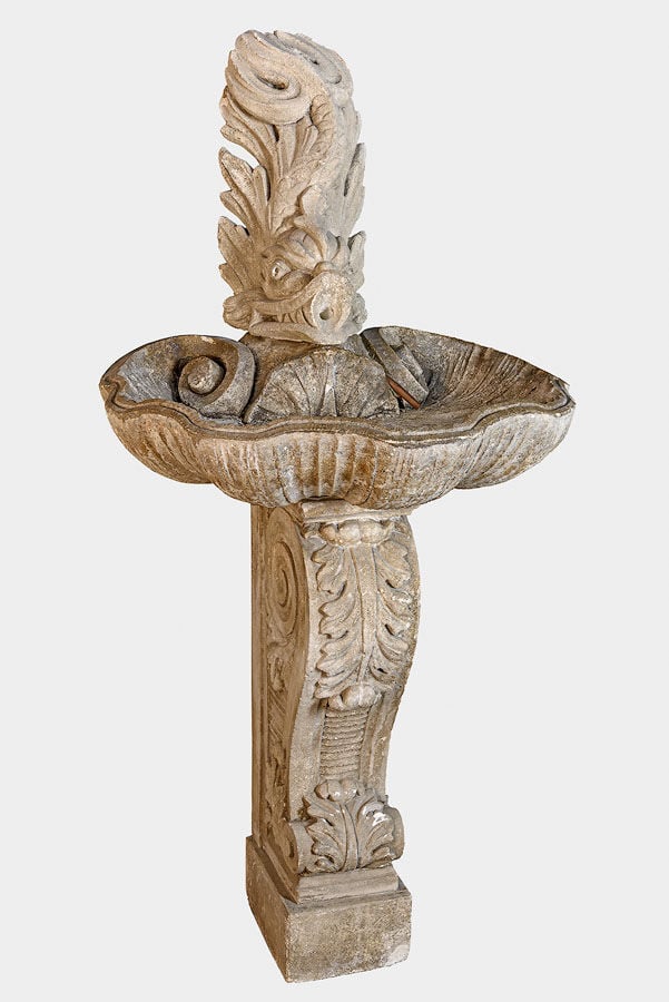 France, XVIIIème siècle - Fontaine en forme de coquille surmonté d'un dauphin e…