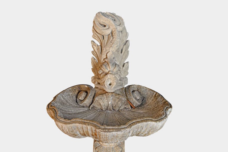 France, XVIIIème siècle - Fontaine en forme de coquille surmonté d'un dauphin e…