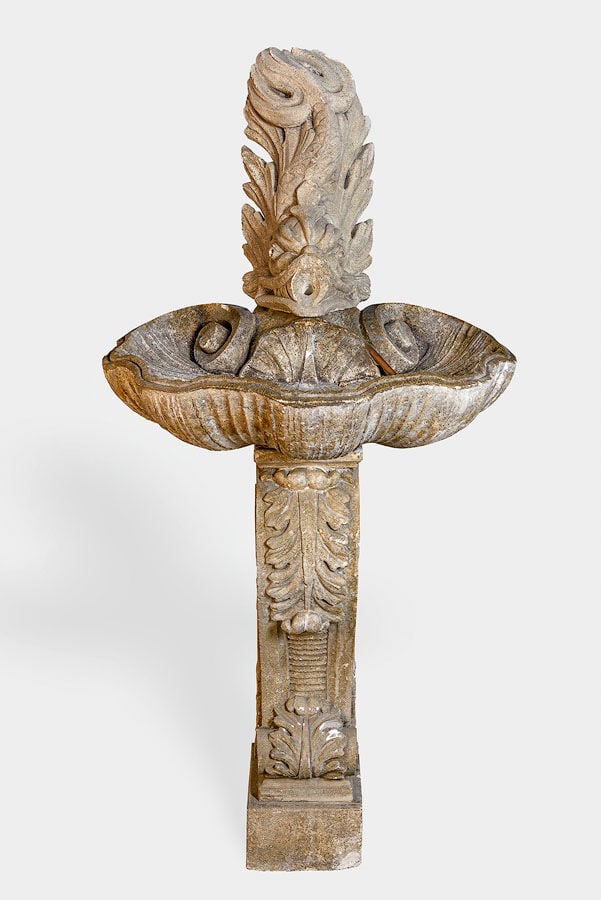 France, XVIIIème siècle - Fontaine en forme de coquille surmonté d'un dauphin e…
