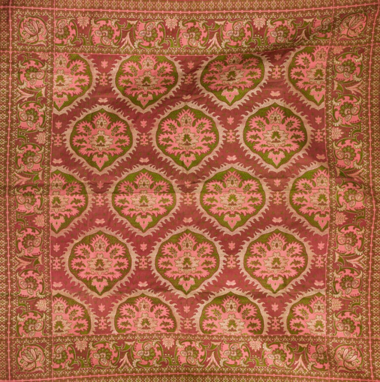 Grand carré de soie brodée rose , à motifs géométriques .