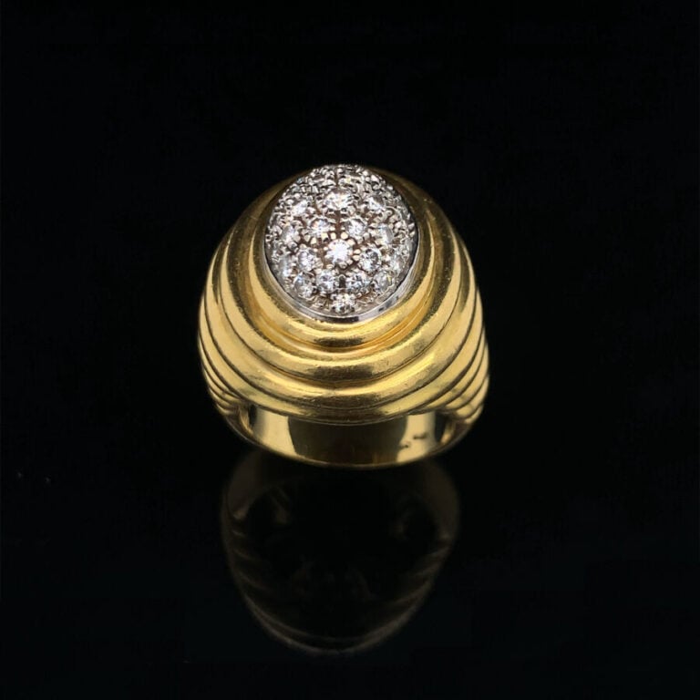 Importante BAGUE « dôme » en or jaune et or gris (750‰) godronné, surmonté d'un…
