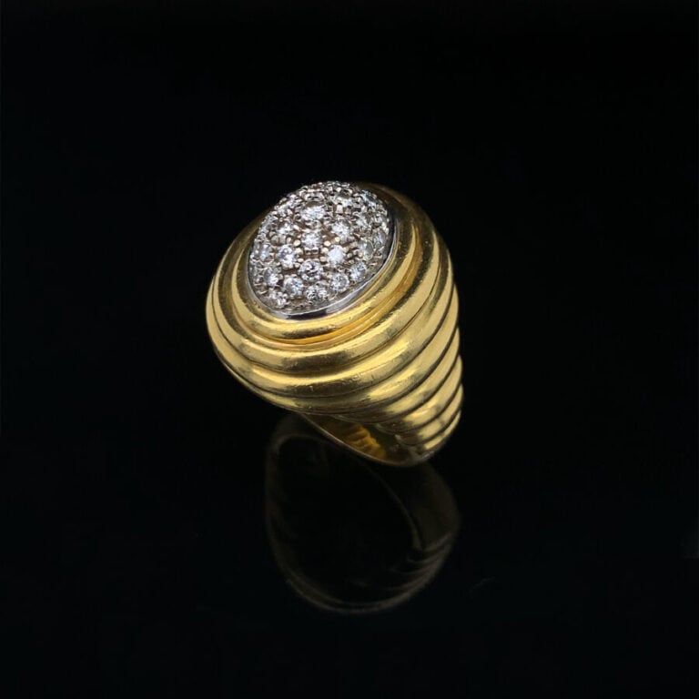 Importante BAGUE « dôme » en or jaune et or gris (750‰) godronné, surmonté d'un…
