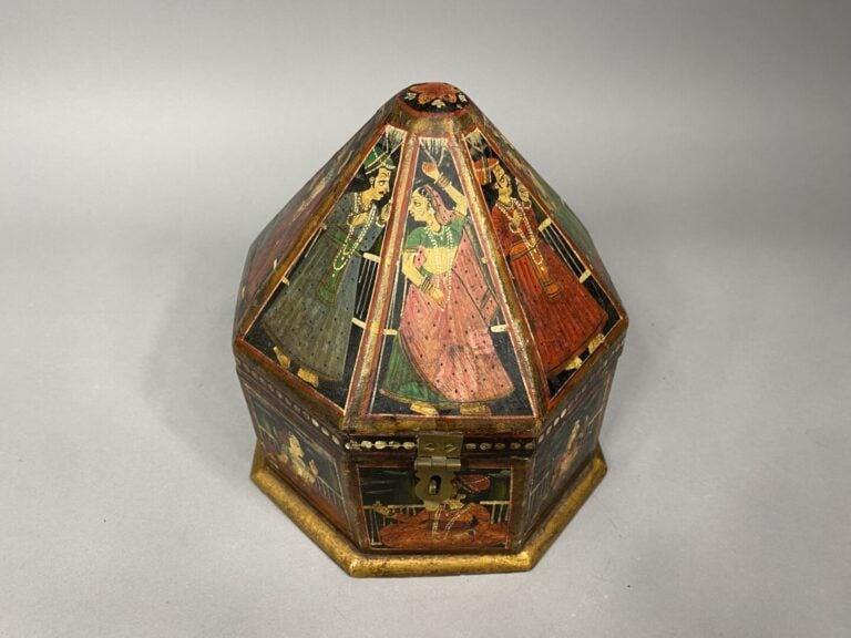 Inde - Boite à turban en bois peint à décor de personnages - H: 22.5 cm - (peti…