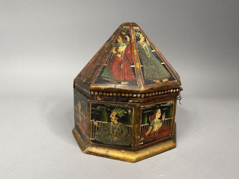 Inde - Boite à turban en bois peint à décor de personnages - H: 22.5 cm - (peti…