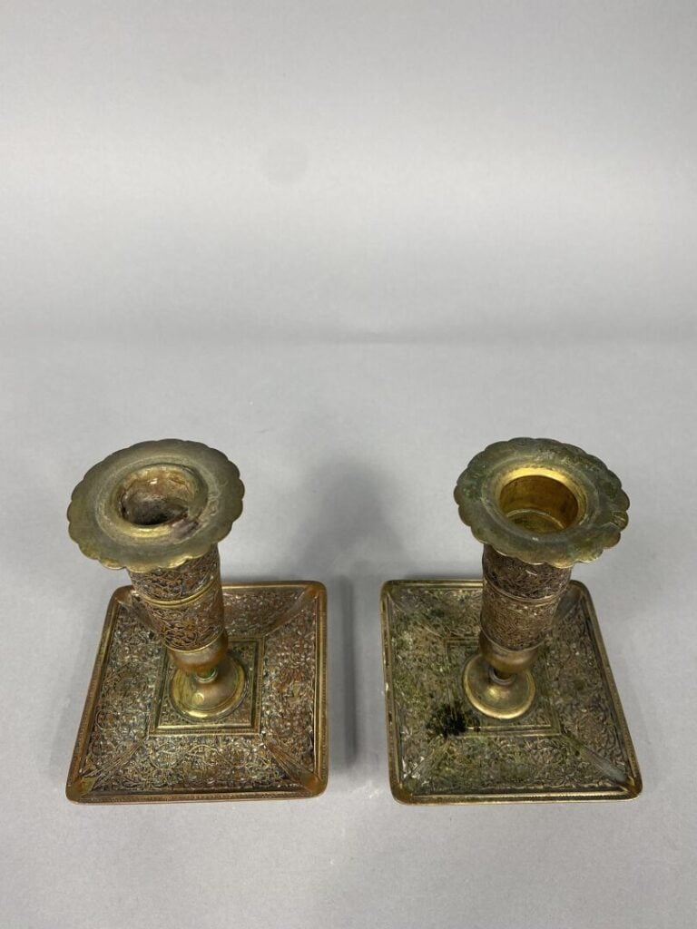 Iran - Paire de bougeoirs en bronze ciselés à décor de cavaliers et rinceaux. -…