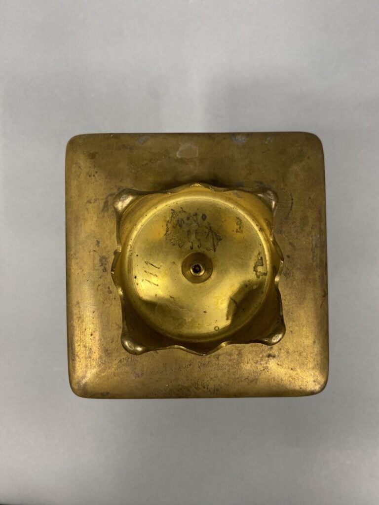 Iran - Paire de bougeoirs en bronze ciselés à décor de cavaliers et rinceaux. -…