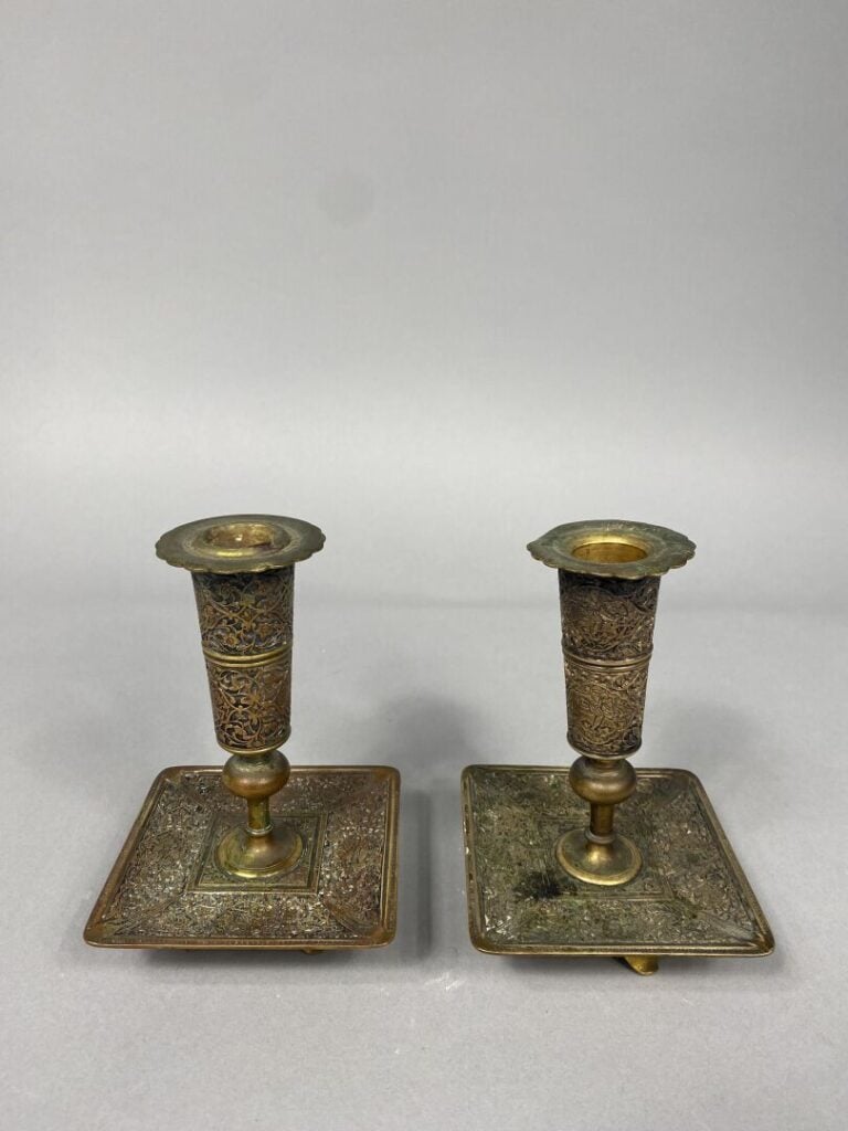 Iran - Paire de bougeoirs en bronze ciselés à décor de cavaliers et rinceaux. -…