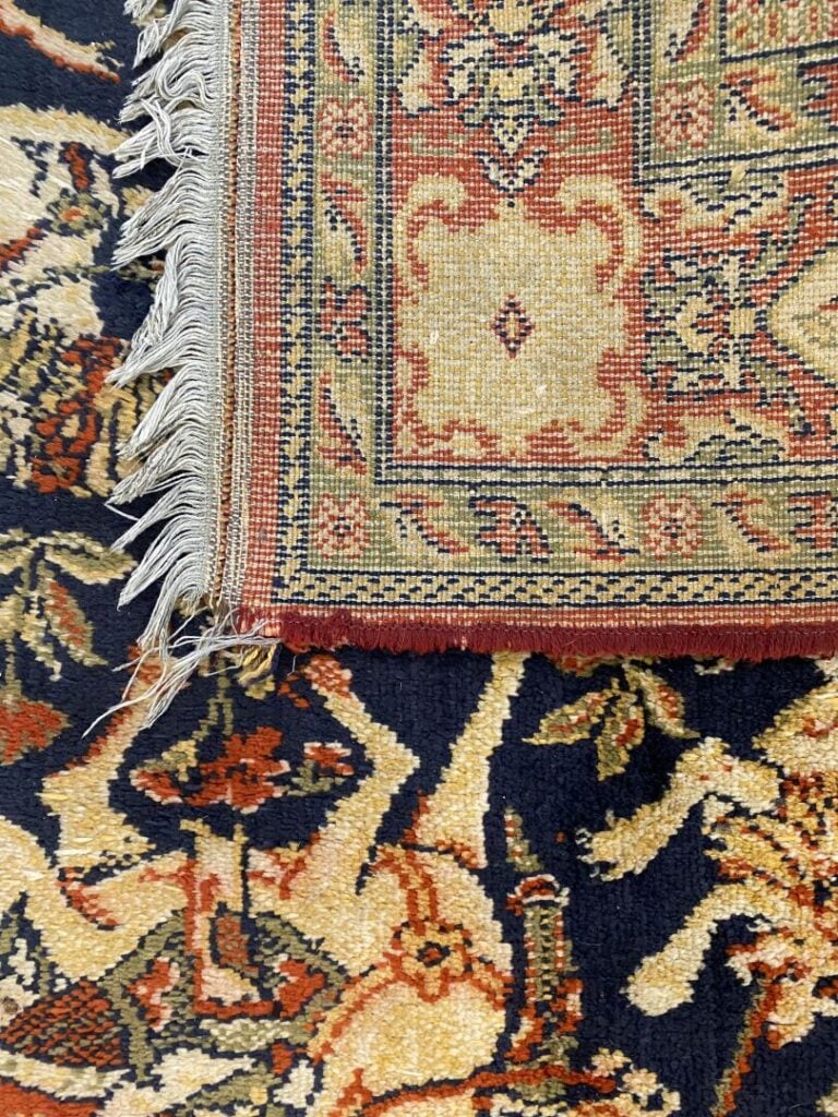 Iran - Tapis à décor de cavaliers sur fond bleu et frises de rinceaux et cartou…