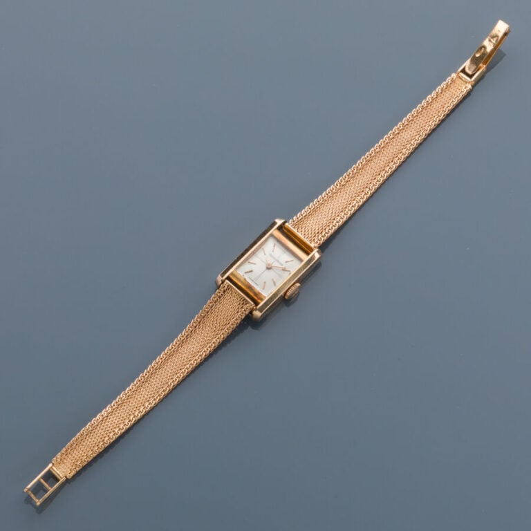 JAEGER-LECOULTRE - BRACELET MONTRE rectangulaire en or jaune (750‰). Cadran sat…