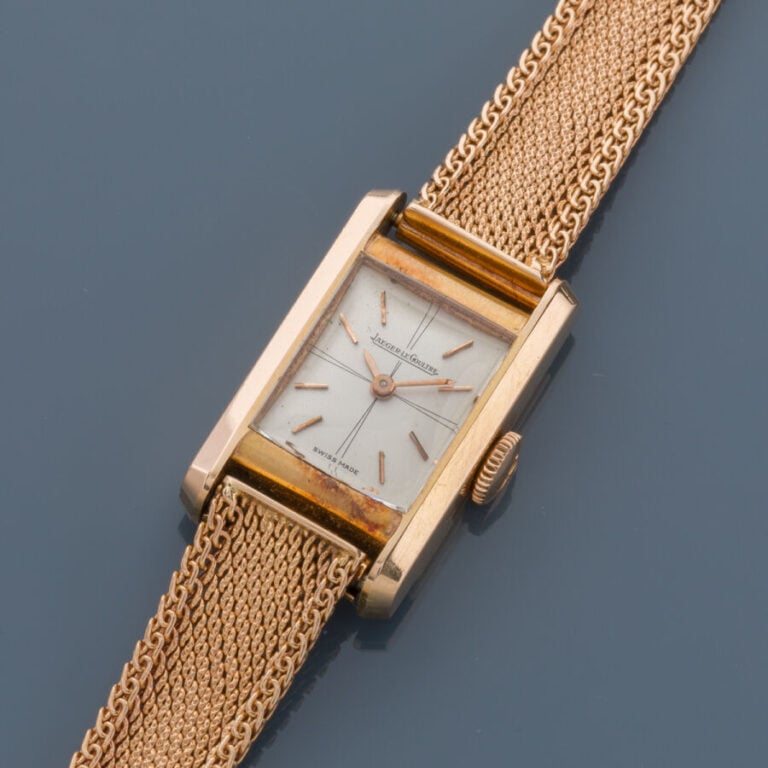 JAEGER-LECOULTRE - BRACELET MONTRE rectangulaire en or jaune (750‰). Cadran sat…