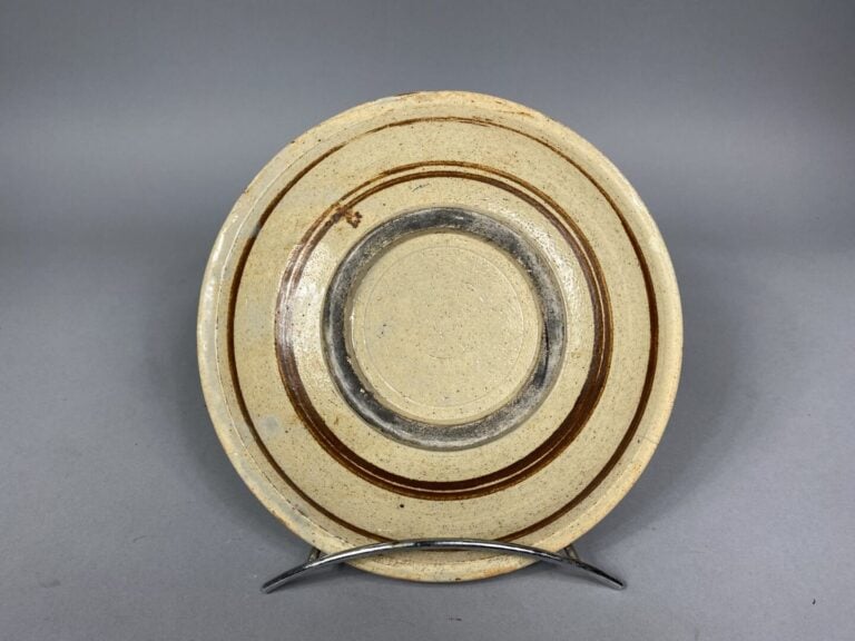 Japon - Assiette en grès émaillé à décor de trois vieillards dont l'un tenant u…