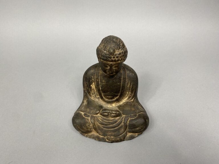 Japon - Fin XIXe siècle - Bouddha en bronze assis en padmasana, les mains en mi…