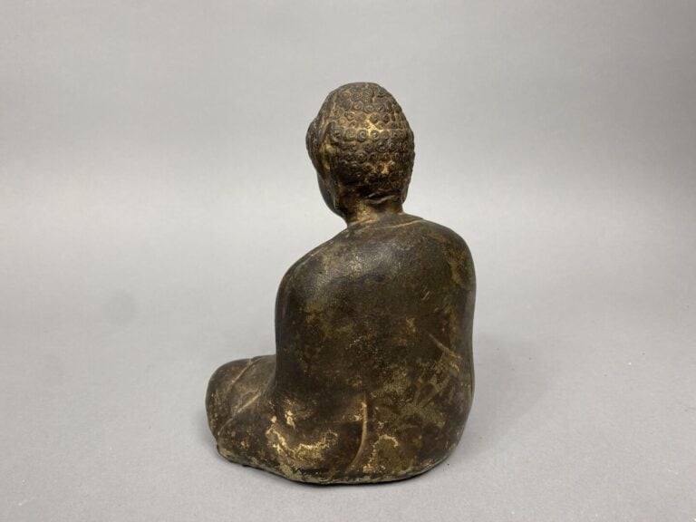 Japon - Fin XIXe siècle - Bouddha en bronze assis en padmasana, les mains en mi…