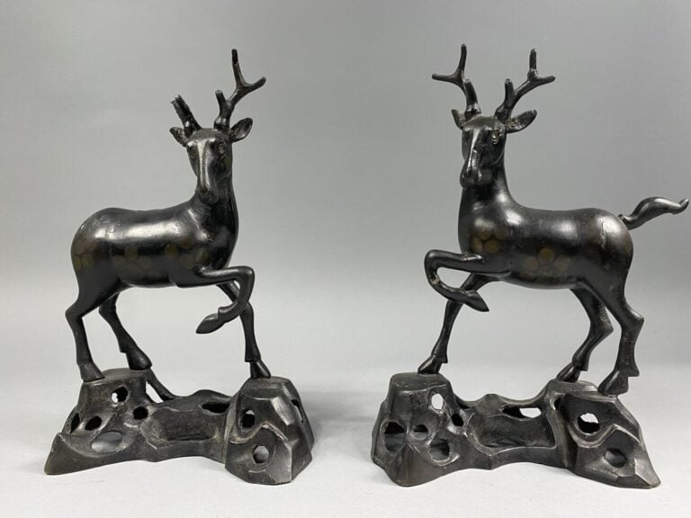 Japon - Fin XIXe siècle - Paire de daims en bronze à patine brune représentés u…