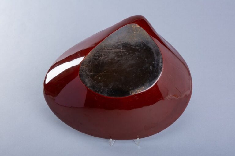 JAPON fin XIXème - début XXème siècle - Récipient en forme de coquillage et son…