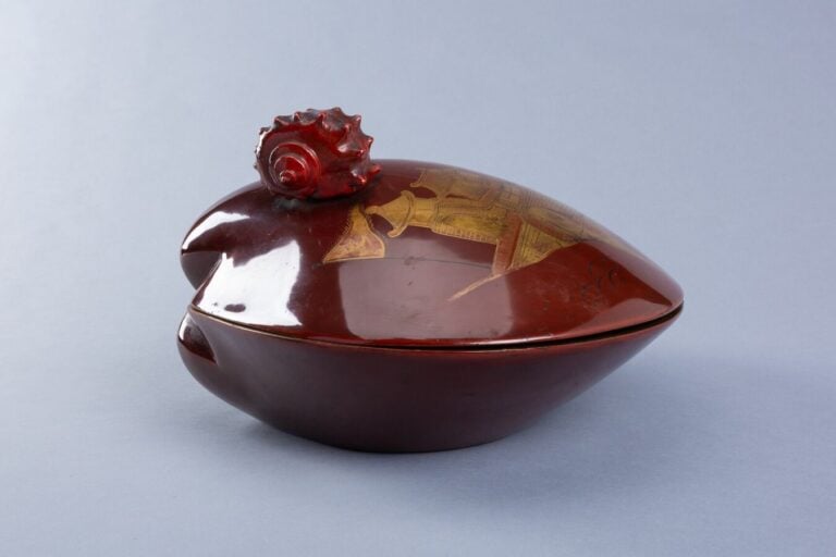 JAPON fin XIXème - début XXème siècle - Récipient en forme de coquillage et son…