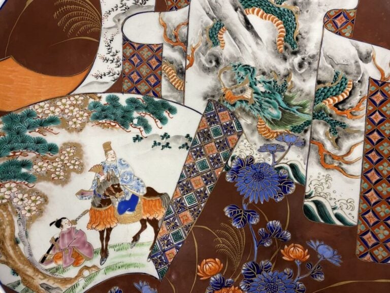 Japon, Imari - Important plat en céramique à décor en réserve d'un dignitaire à…
