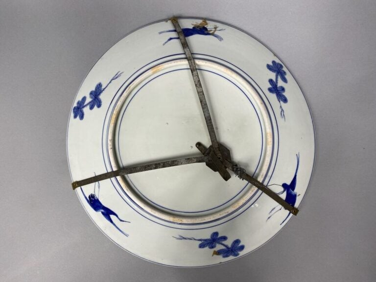 Japon, Imari - Important plat en céramique à décor en réserve d'un dignitaire à…