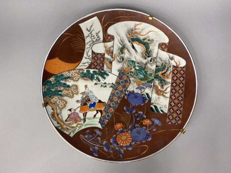 Japon, Imari - Important plat en céramique à décor en réserve d'un dignitaire à…