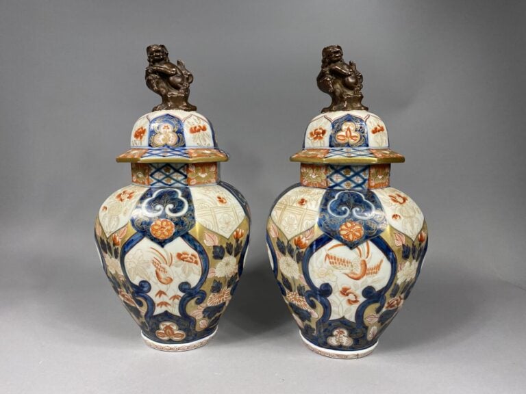 Japon, Imari - Paire de potiches couvertes en céramique émaillée à décor bleu,…