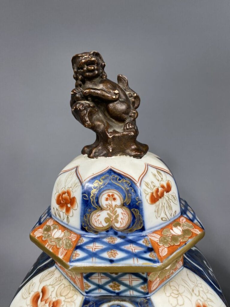 Japon, Imari - Paire de potiches couvertes en céramique émaillée à décor bleu,…