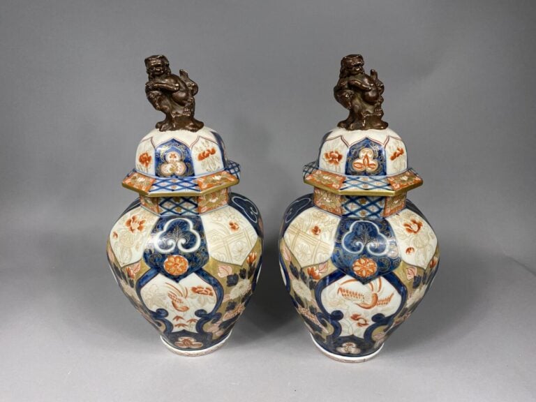 Japon, Imari - Paire de potiches couvertes en céramique émaillée à décor bleu,…