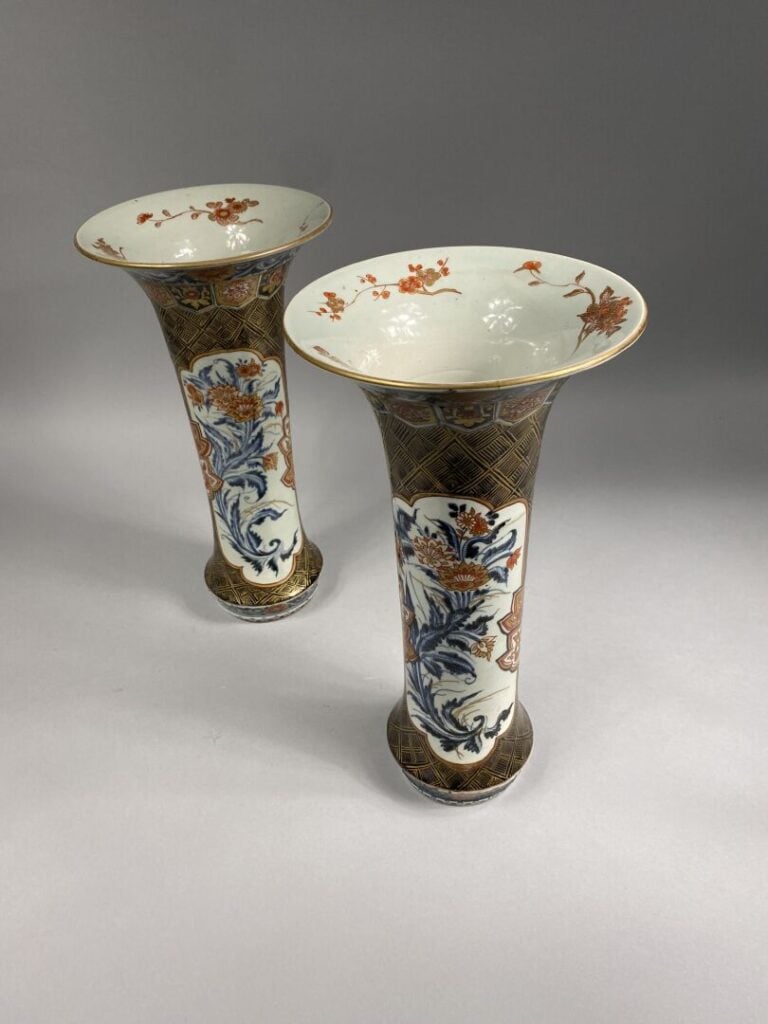 Japon, Imari - Paire de vases cornets en porcelaine émaillée à décor en réserve…