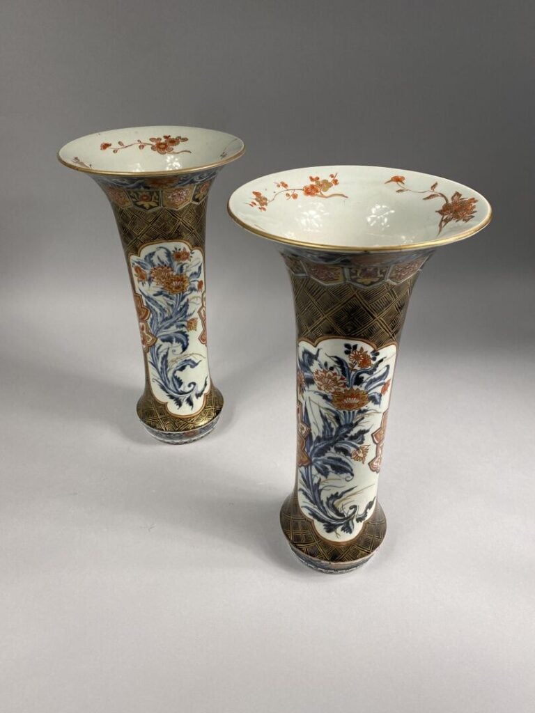 Japon, Imari - Paire de vases cornets en porcelaine émaillée à décor en réserve…