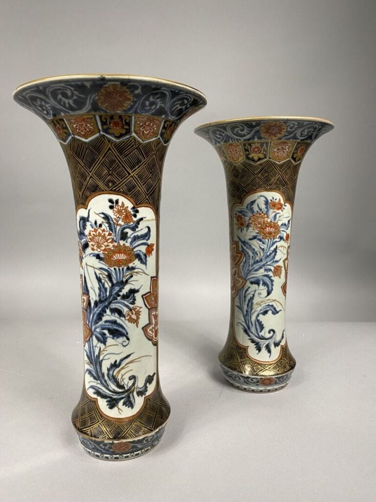 Japon, Imari - Paire de vases cornets en porcelaine émaillée à décor en réserve…