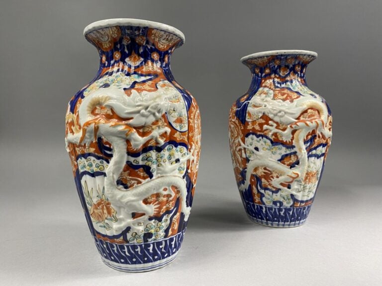 Japon, Imari - Paire de vases en porcelaine émaillée à décor de dragons en lége…