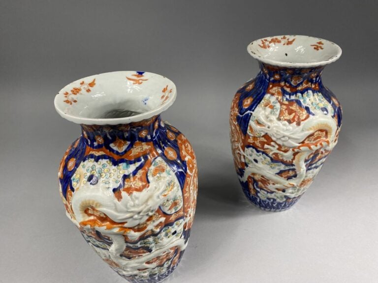 Japon, Imari - Paire de vases en porcelaine émaillée à décor de dragons en lége…